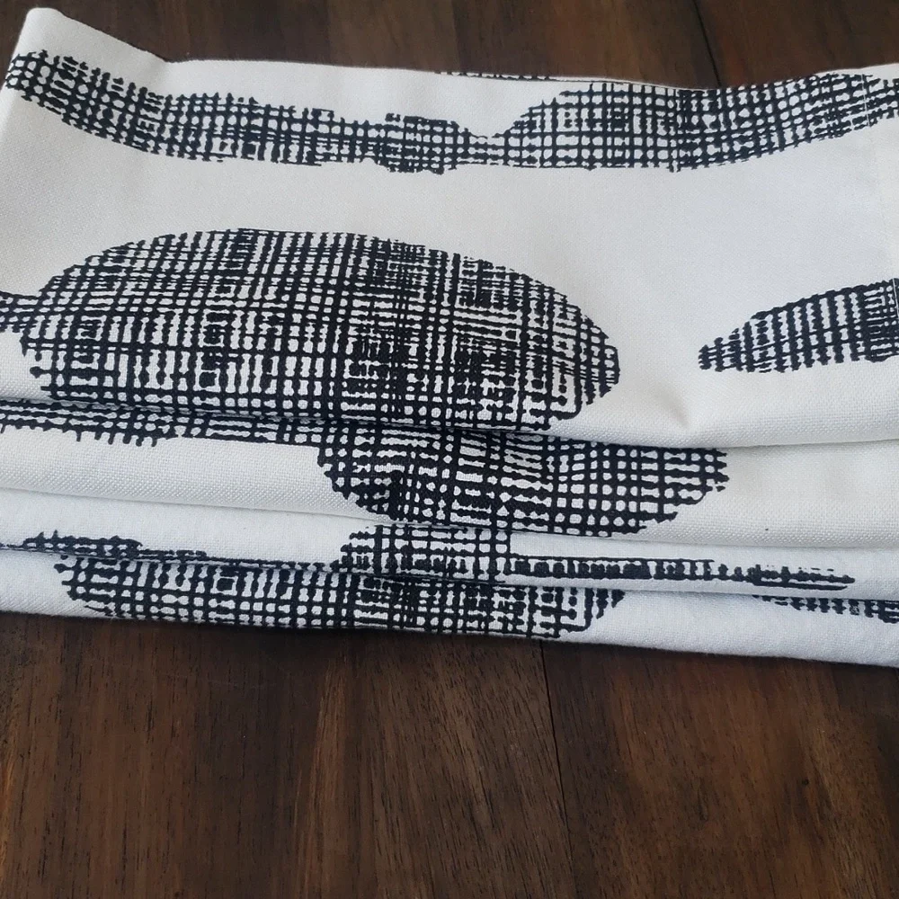 Crate&Barrel NWOT Cloth Dinner Napkins Set of 4 - Picture 3 of 5